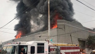 Desalojan kinder por incendio en bodega de químicos de Monterrey