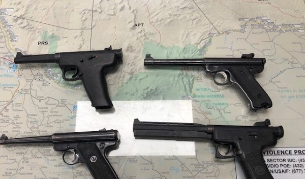 Decomiso de armas en el puerto de entrada de Presidio conduce al arresto de un sospechoso de homicidio
