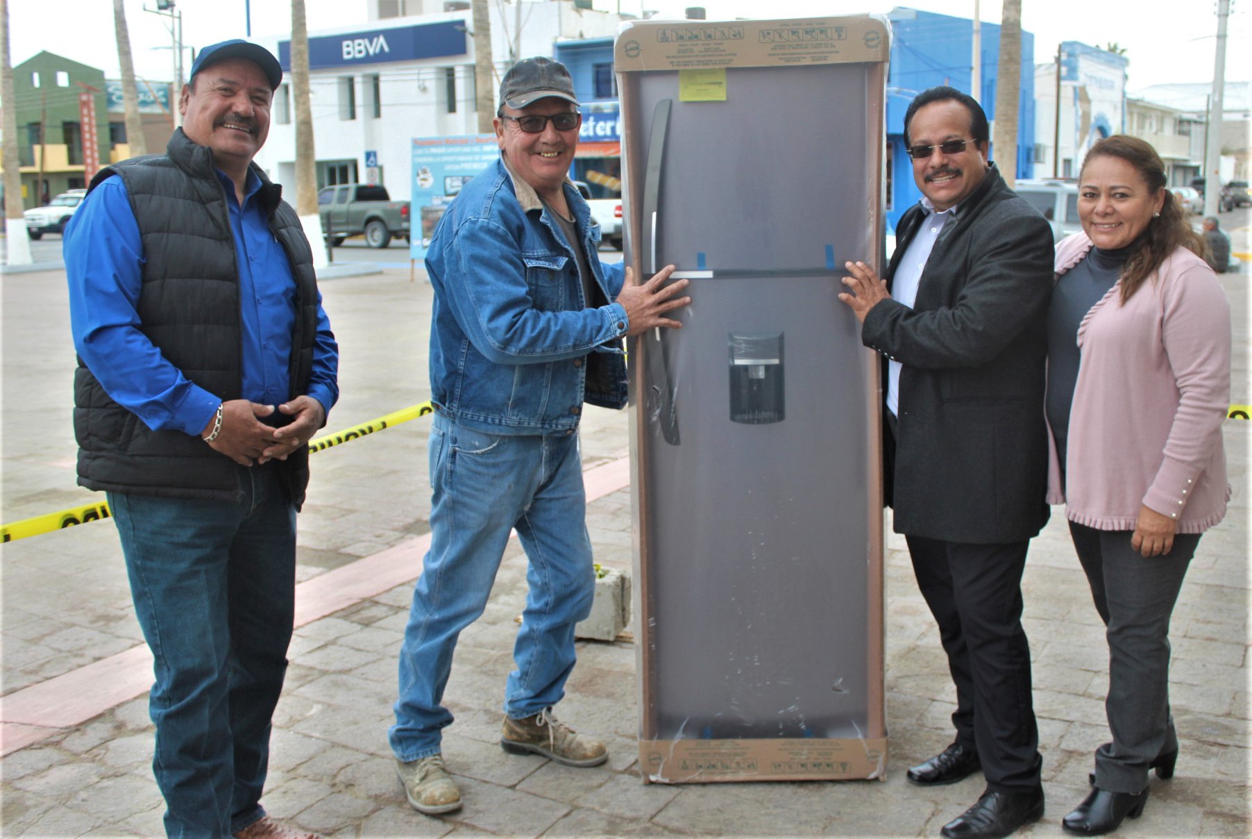 Entrego el alcalde Martin Sánchez Valles refrigerador al ganador por pronto pago en el predial