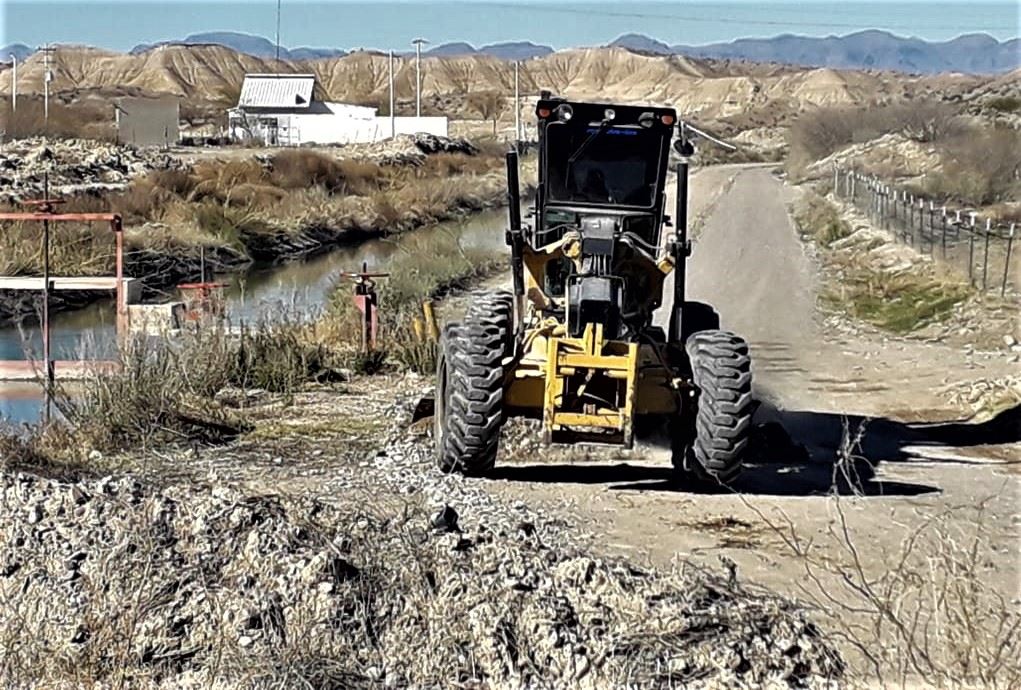 Continúa rehabilitación de caminos rurales en Ojinaga