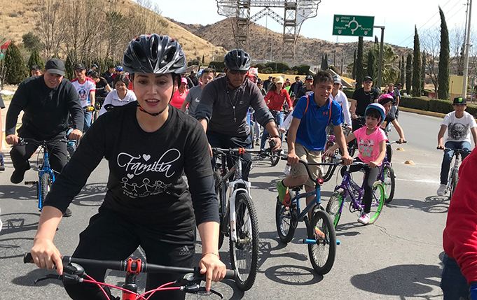 Decenas participan en bicicleteada por el día de la familia