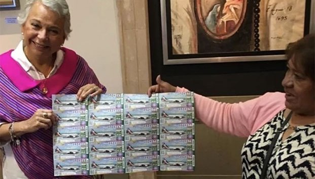 Compra Sánchez Cordero 10 mil pesos en ‘cachitos’ de rifa presidencial