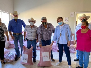 Luisa Alejandra Santos Cadena encabeza la entrega de frijol pinto para siembra