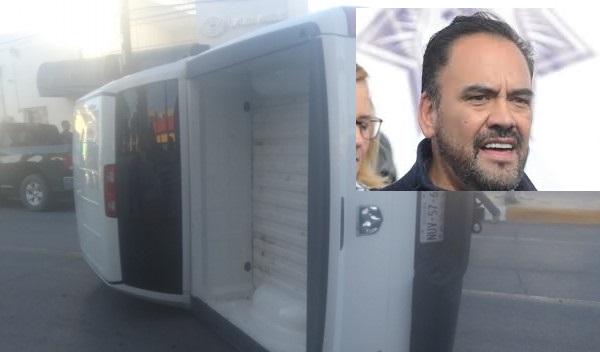 Vuelcan la pick up en donde viajaba el delegado de los programas federales Juan Carlos Loera