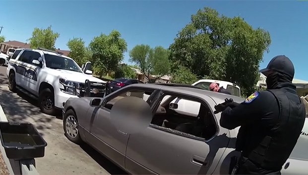 Policía de EU mata a tiros a joven en un auto aparcado y desatan protestas en Phoenix
