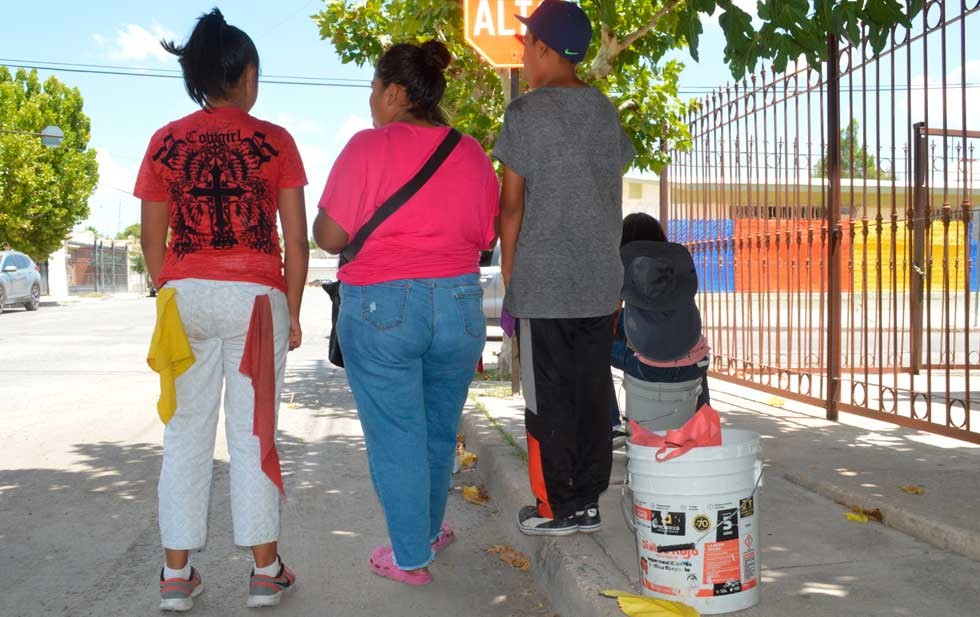 Por desempleo salen a limpiar carros o banquetas
