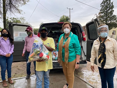 Hoy la alcaldesa encabezó  la entrega de apoyos alimenticios y útiles escolares en Barroterán y La Florida
