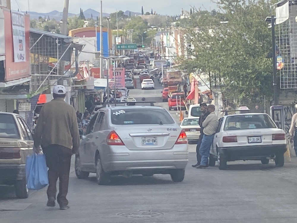 Sin usar cubrebocas decenas de personas en la calle cuarta
