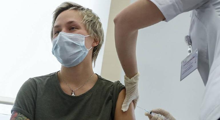 Vacunaron a 2 mil contra COVID en Moscú el fin de semana