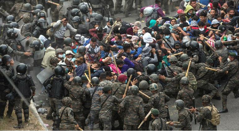 «A palos», Ejército de Guatemala recibe caravana migrante; van a EU