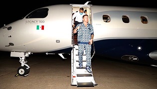Canelo Álvarez presumió lujosa pijama en su llegada a Texas
