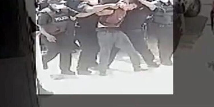 Exhiben a policías que sometieron a joven en Mérida