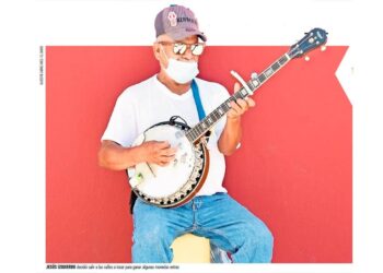 Busca el sustento tocando el banjo en el Centro Histórico