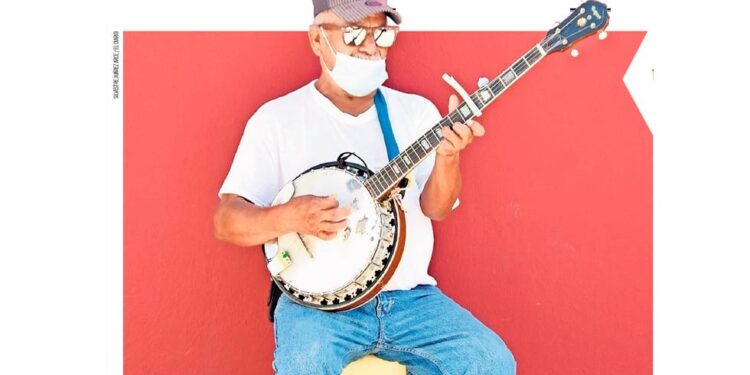 Busca el sustento tocando el banjo en el Centro Histórico