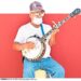 Busca el sustento tocando el banjo en el Centro Histórico