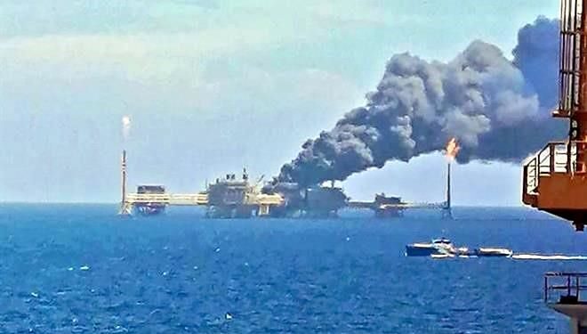 Muere uno y desaparecen 5 en incendio en complejo de Pemex