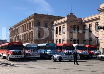Despiden camioneros a Corral con bloqueo del centro ayer