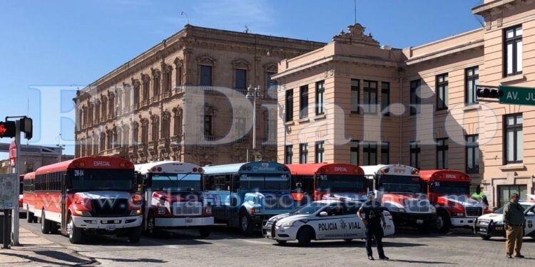 Despiden camioneros a Corral con bloqueo del centro ayer