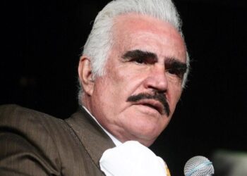 Colocan a Vicente Fernández sonda de alimentación especial