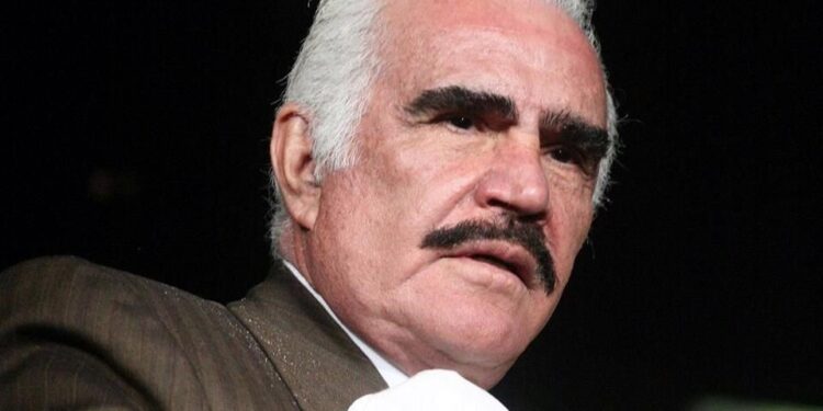 Colocan a Vicente Fernández sonda de alimentación especial