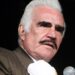 Colocan a Vicente Fernández sonda de alimentación especial