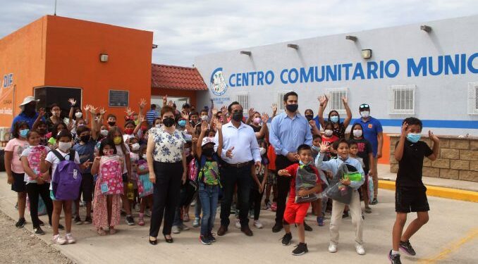Gran convivencia de niños y Alcalde Martín Sánchez en Veraneada