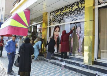 Afganistán: borran y pintan anuncios en calles de mujeres sin burka
