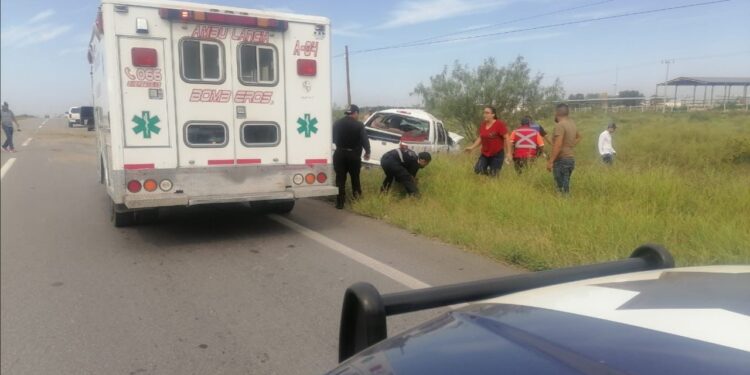 Hombre sufre volcadura y muere aplastado por su camioneta