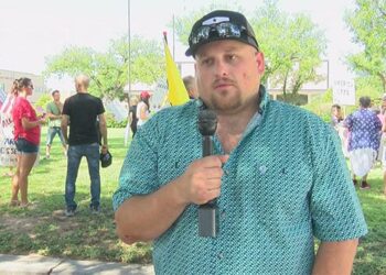 Caleb Wallace, activista antivacunas y cubrebocas, muere de Covid en Texas