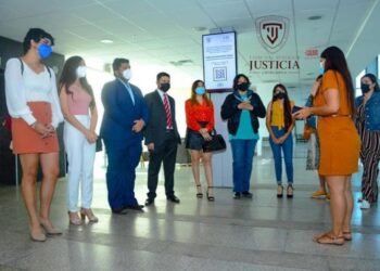 Recorren estudiantes de la UACh instalaciones del Poder Judicial