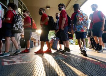 Cierran escuelas en Texas después de que el Covid matara a dos maestros