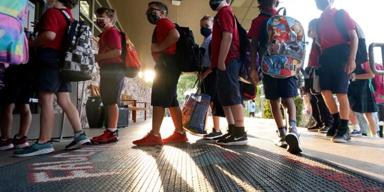 Cierran escuelas en Texas después de que el Covid matara a dos maestros