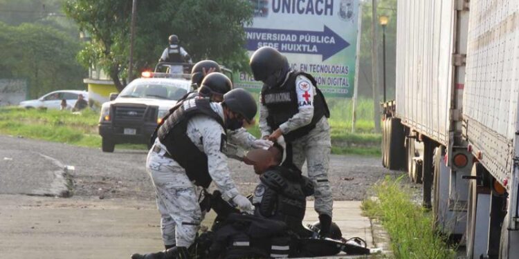 Migrantes se enfrentan a Guardia Nacional; hay un uniformado herido