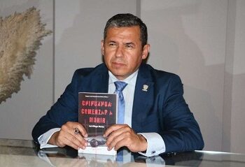 Presenta magistrado Luis Villegas su primera novela