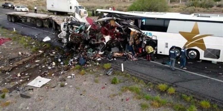 Choque deja 16 muertos en carretera de Sonora