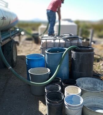 Apoya municipio con más de 120 mil litros de agua potable  a productores y ganaderos de la región