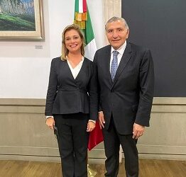 Se reúne gobernadora de Chihuahua con Secretario de Gobernación en la CDMX