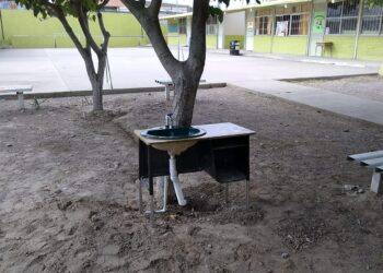 Entrego el alcalde electo Andrés Ramos gel antibacterial y colocación de lavabos en escuelas