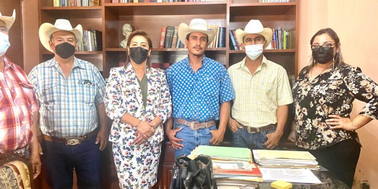 Presidencia Municipal de Ocampo a cargo de la Lic. Laura Mara Silva Fernàndez acompañando a la mesa ejidal de Santa Fe del Pino en el Tribunal Agrario