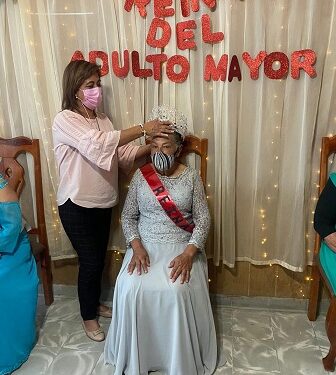La Lic. Laura Mara Silva Fernández; Presidenta Municipal de Ocampo, corona a la reina, de los adultos mayores Su Majestad Sra. Manuela Salas I