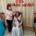 La Lic. Laura Mara Silva Fernández; Presidenta Municipal de Ocampo, corona a la reina, de los adultos mayores Su Majestad Sra. Manuela Salas I