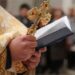 Detienen a sacerdote que usaba limosnas para pagar orgías y drogas