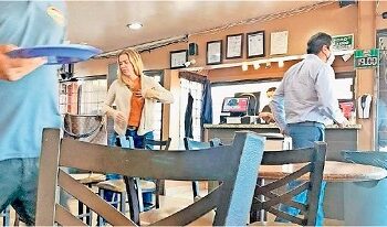 Come Corral en medio del tiradero que dejó
