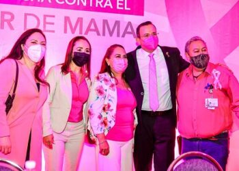 Participa Alcalde en encendido rosa de Palacio de Gobierno