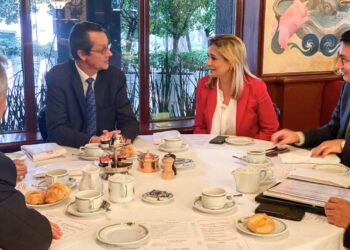 «Seguiremos caminando juntos», se reúne Maru Campos con directivos de Safran