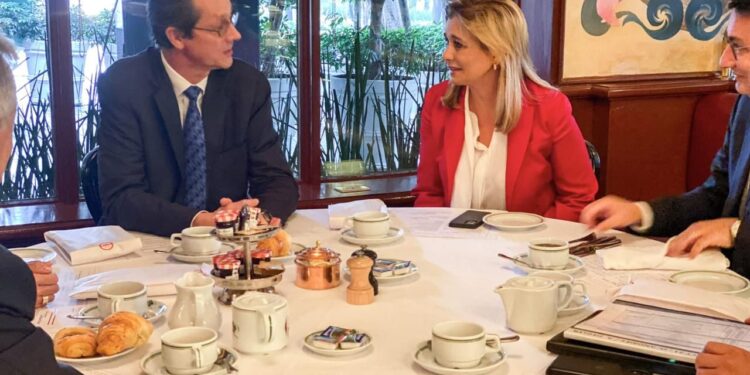 «Seguiremos caminando juntos», se reúne Maru Campos con directivos de Safran