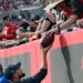 Paga Brady mil dólares a aficionado por balón histórico