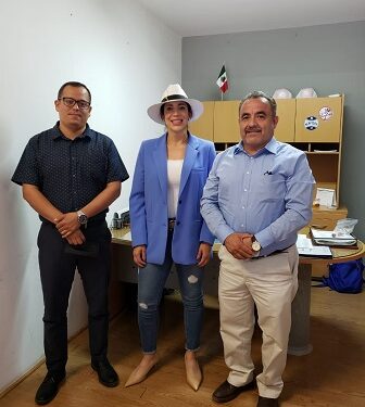 Gestiona presidente municipal Andrés Ramos 1,000 butacas y pasto sintético para estadios de béisbol de Ojinaga.