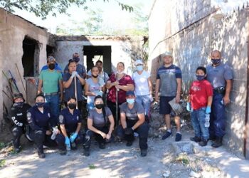 En conjunto ciudadanos, trabajadores y policías limpian vivienda abandonada