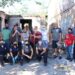 En conjunto ciudadanos, trabajadores y policías limpian vivienda abandonada